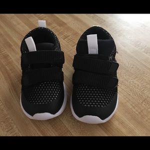 Cat&Jack size 7 toddler shoes